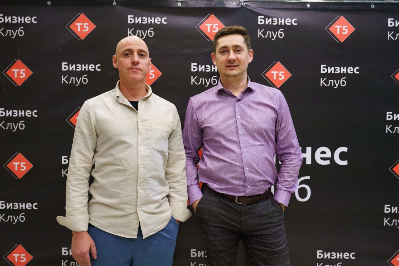 С другим резидентом клуба Т5 — Андреем Мижериковым, генеральным директором компании ProfCook. Слева — Андрей, справа — я