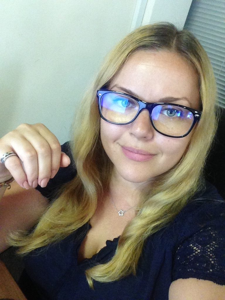 Мария в офисе