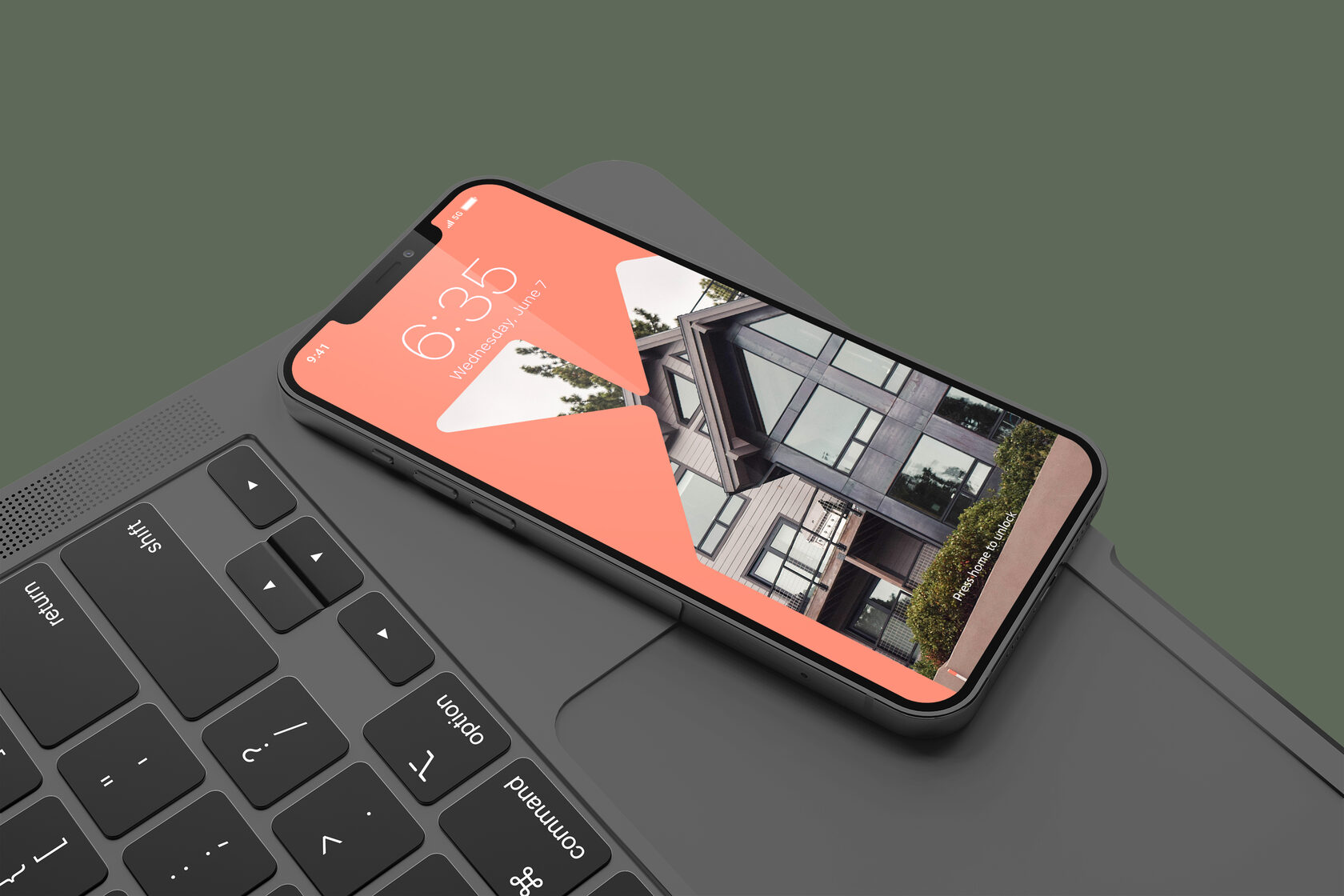 Мобильная версия сайта строительной компании «Домение» на экране смартфона, лежащего на ноутбуке